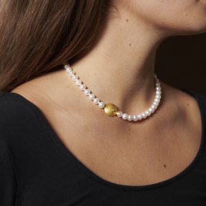 Perlenkette mit Schlößchen