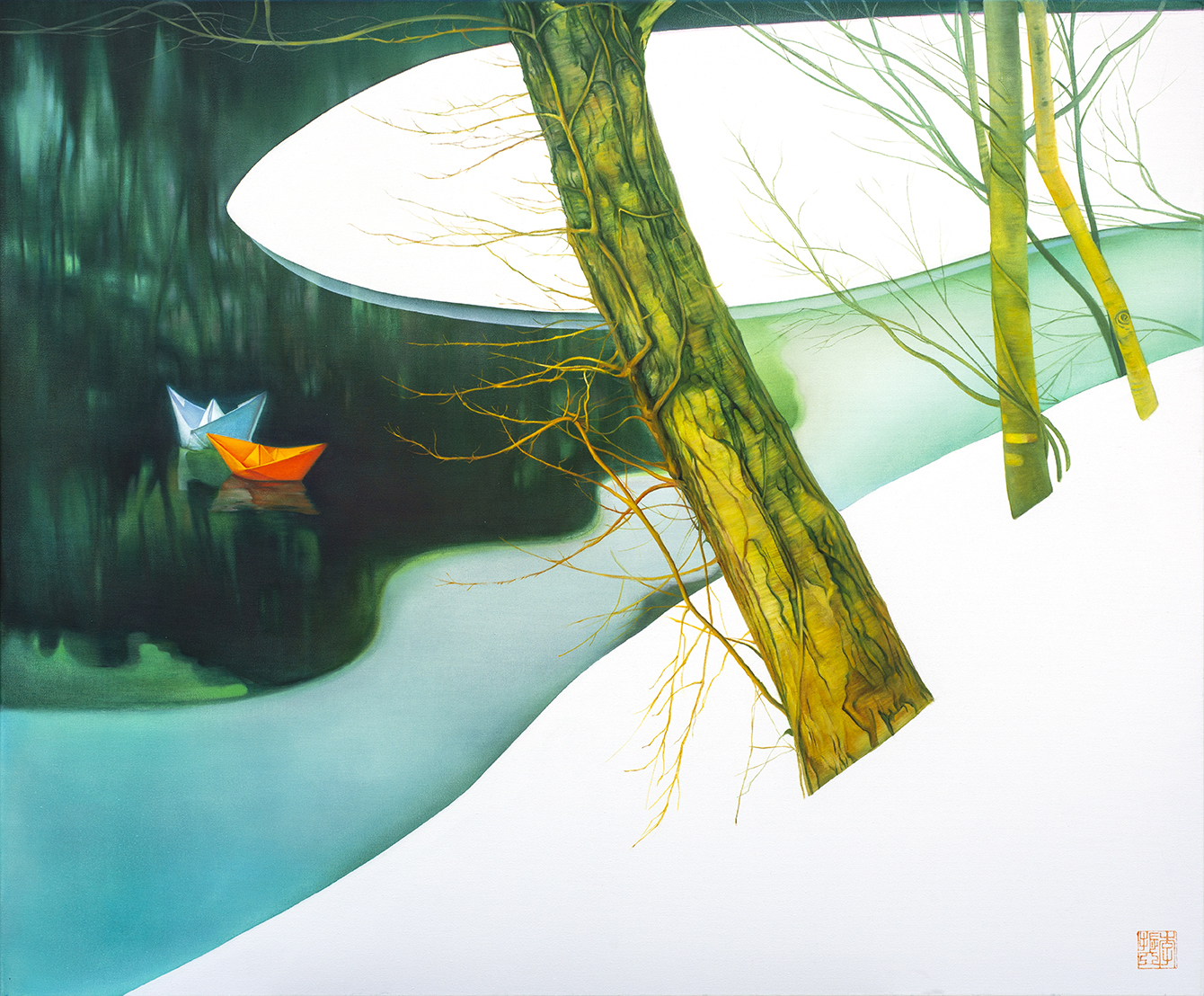 Zwei Papierbötchen auf einem Fluss zwischen Bäumen