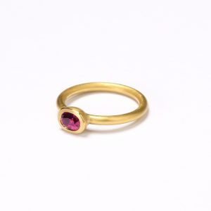 Goldener Ring mit rotem Spinell