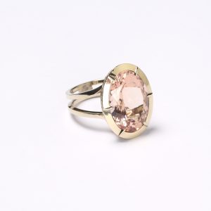 Morganit Ring mit grauen Brillanten
