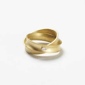Ring Curved Shape mit Brillant