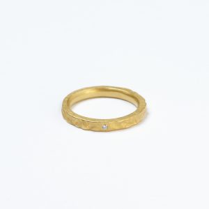 Ring mit strukturierter Oberfläche in Gelbgold mit drei Brillanten Nr. 196