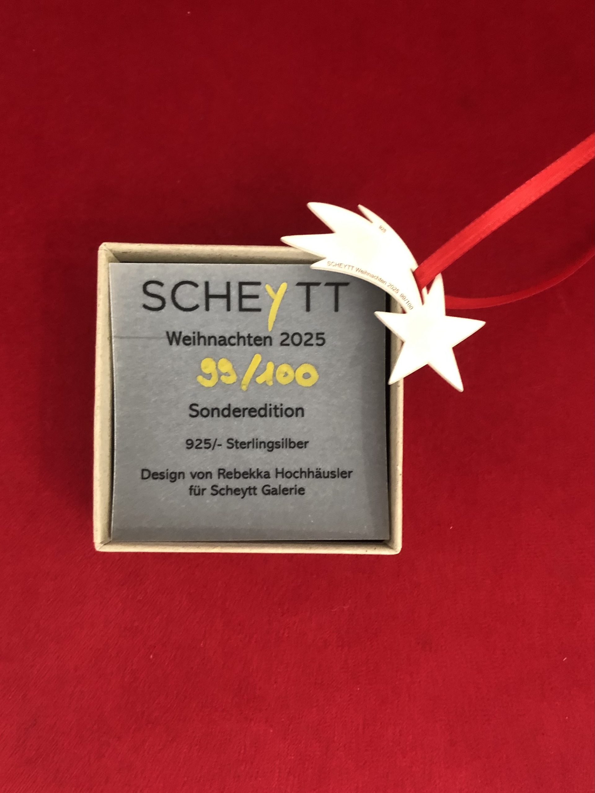 silberner Komet auf rotem Grund