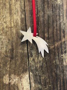 Silberner Komet als Weihnachtsanhänger