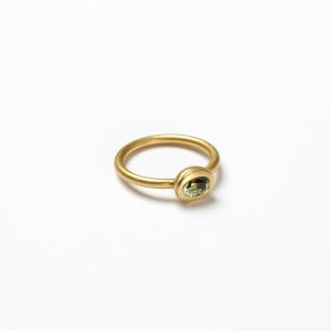 Goldener handgefertigter Ring mit naturfarben grünem Safir