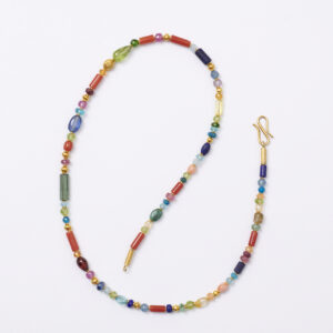 Kette mit bunten Steinen